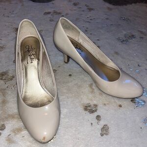 Life Stride Women's Cream Pumps